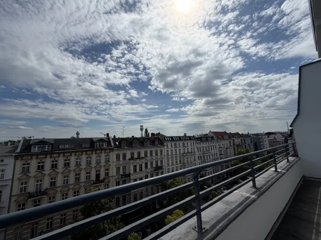 Exklusiv sanierte Dachgeschosswohnung mit großer Dachterrasse und traumhaftem Blick über Berlin — photo 1